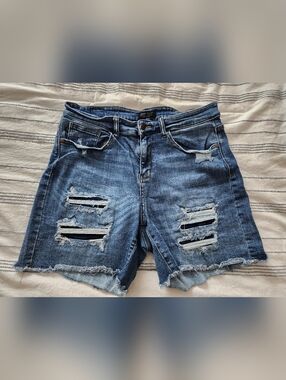 Judy Blue Distressed High-Rise Jean Shorts in Medium Blue. Size 1xl.